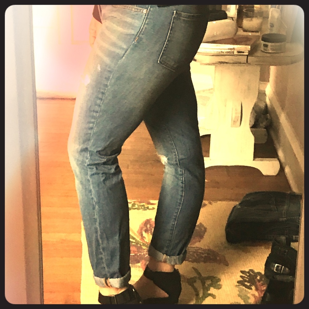 Distressed boyfriend jean